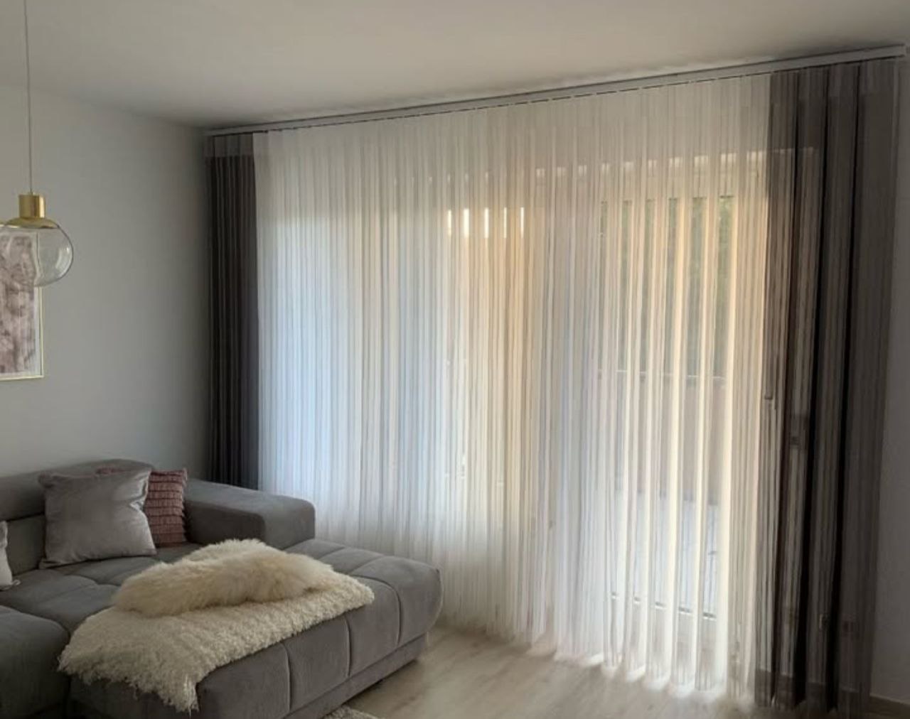 Maßgeschneiderte Gardinen aus Voile für Wohnzimmer in Stuttgart – MAlberth Design